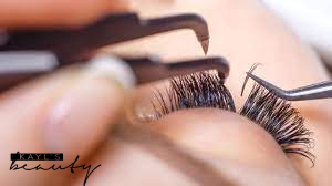 İpek Kirpik Uygulaması Kalıcı Mı?